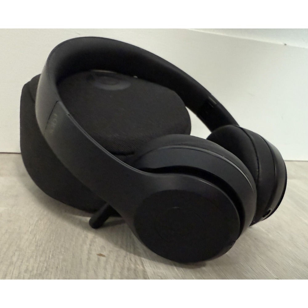 Beats Solo3 Wireless On Ear Headphones Matte Black Model A1796 with Case